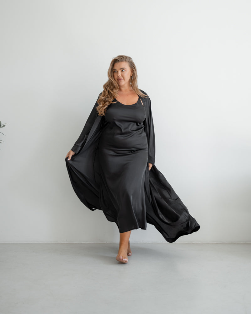 Жіночий халат з шовку армані з поясом, довжини максі, чорного кольору. Фото на моделі плюс сайз