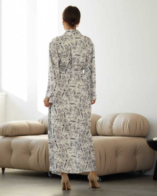 Жіночий білий халат з шовк-сатину, вид ззаду