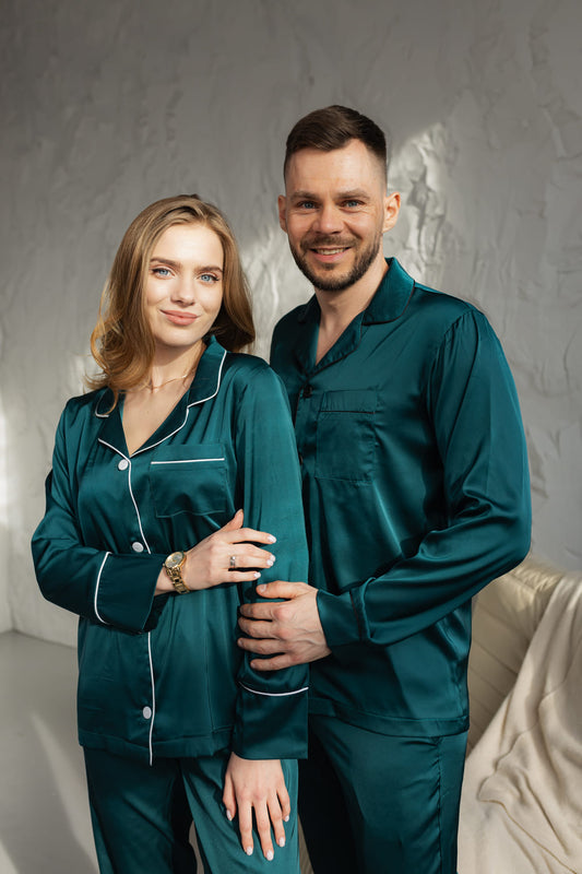 Чоловіча піжама з Армані шовку колір смарагдовий - комплект жіночої та чоловічої піжами, вигляд крупним планом