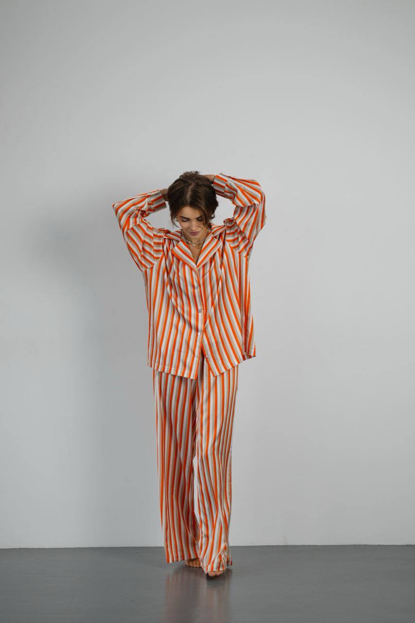 Жіноча піжама "Kleo" в смужку з шовку Армані, стильна та елегантна, з помаранчевою хустинкою для завершення образу.