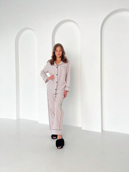 Жіноча піжама в смужку, колір коричневий з тканини штапель. Комплект сорочка довгий рукав і штани.