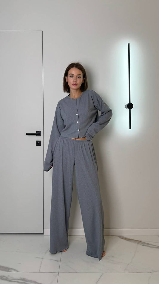 Жіноча піжама "Sandra" з м'якого трикотажу рубчик, стильний сірий колір, ідеально підходить для комфортного сну та відпочинку.