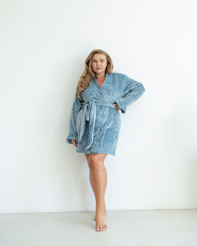 Жіночий халат міні-довжини з плюшевої махри джинсового кольору з рюшами на рукавах та поясом вигляд в повний ріст