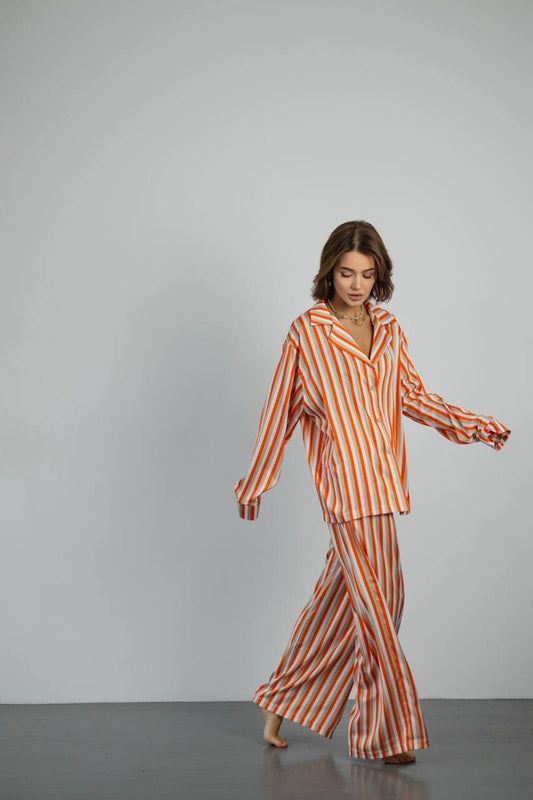 Жіноча піжама "Kleo" в смужку з шовку Армані, стильна та елегантна, з помаранчевою хустинкою для завершення образу.