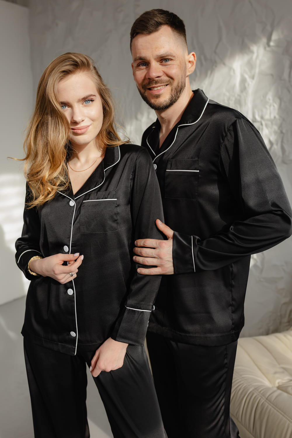 Модель в чорній шовковій піжамі Армані - літній домашній костюм, парна піжама чоловіча і жіноча