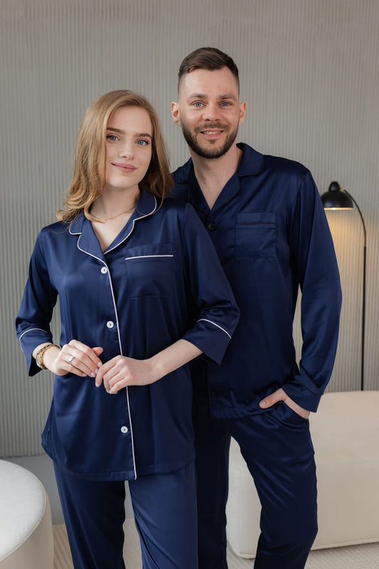 Модель в синій шовковій піжамі Армані - літній домашній костюм. Поруч чоловік в синій шовковій піжамі. Парні піжами для закаоханих