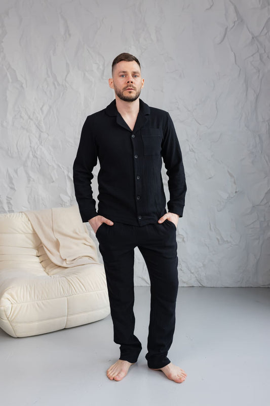 Чоловіча піжама з мусліну чорного кольору - елегантний літній домашній костюм для комфортного сну та відпочинку, вид в повний ріст