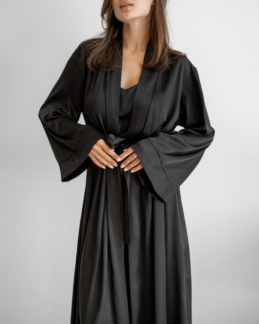 Жіночий халат з шовку армані з поясом, довжини максі, чорного кольору. Детально рукави