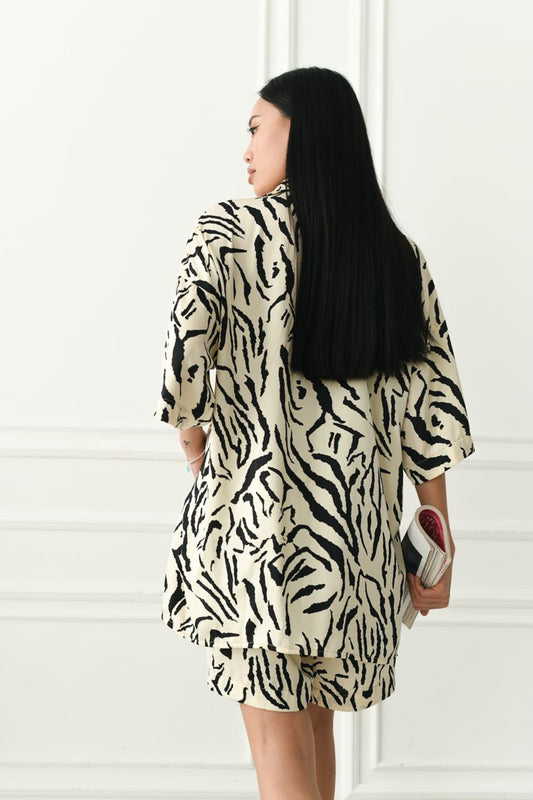 Піжамний костюм-Karina, Жіноча піжама з шортами, колір молочний з принтом