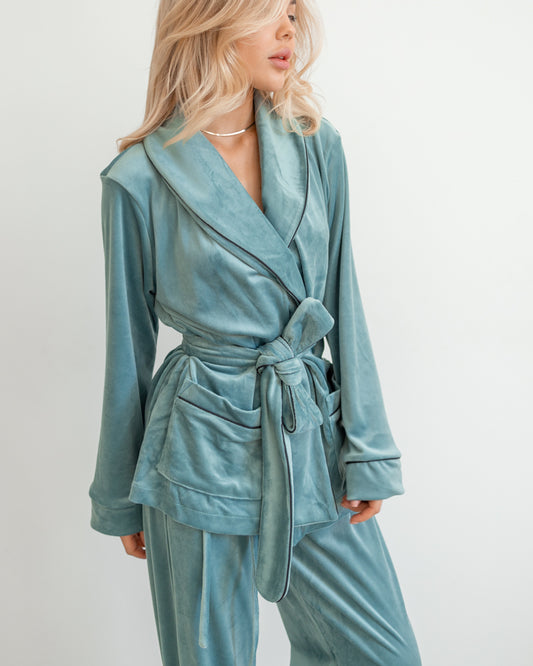 Стильна піжама для жінок на запах: м'яка велюрова сорочка та штани в ніжному фісташковому кольорі - насолоджуйтесь комфортом і елегантністю.