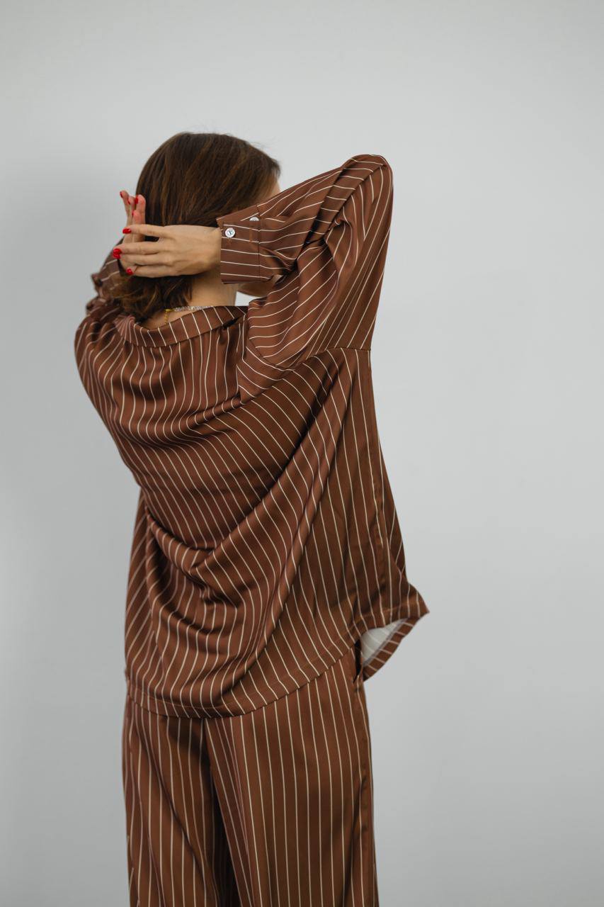 Жіноча піжама "Kleo" в смужку з шовку Армані, коричнева, з елегантною хустинкою для стильного вигляду та комфортного сну.