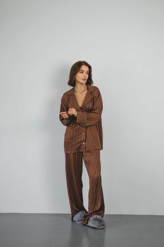 Жіноча піжама "Kleo" в смужку з шовку Армані, коричнева, з елегантною хустинкою для стильного вигляду та комфортного сну.