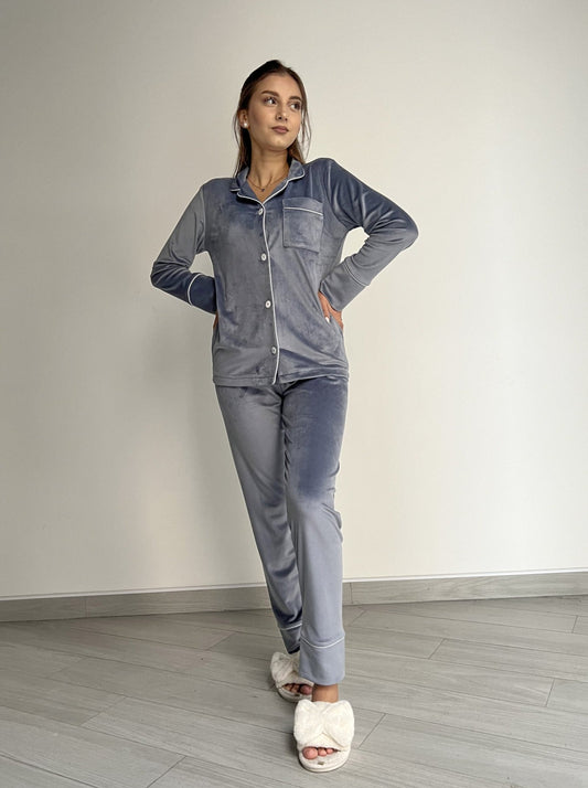 Неперевершена темно-сіра піжама з велюру: жіноча сорочка на ґудзиках та штани, які подарують вам тепло та стиль у будь-яку пору року.