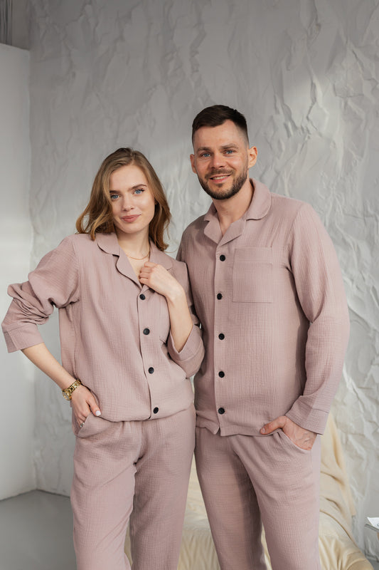 Чоловіча піжама мусліну штани і сорочка. Літня чоловіча піжама. Елегантний домашній костюм. Парні піжами для закоханих крупним планом