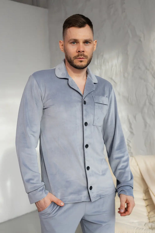 Чоловіча піжама в світло сірому кольорі, виготовлена з м’якого велюру, тепла та зручна – ідеальна для холодних вечорів, піжама чоловіча зимова.