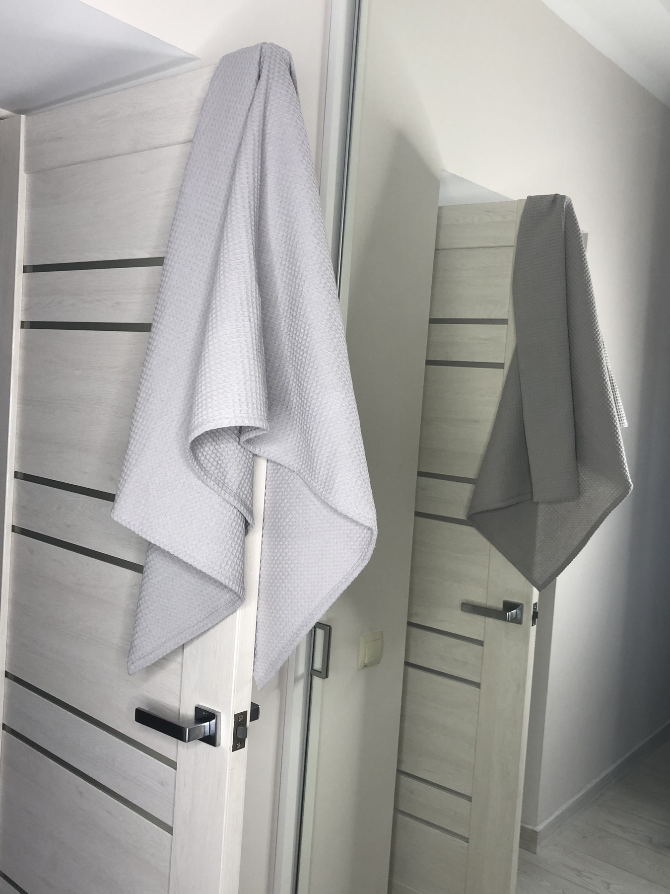 Жіночий подарунковий набір: вафельний халат і банний рушник, сірий колір