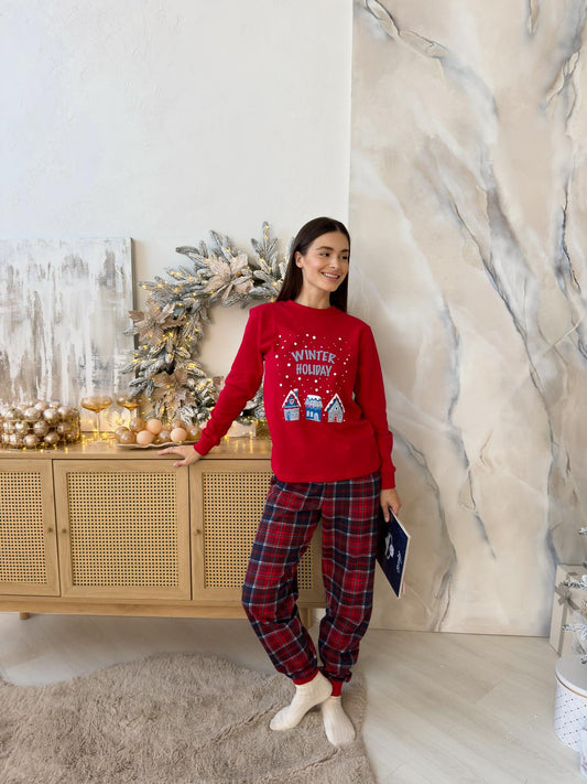Подарунковий бокс Winter Holiday для жінок — червоно-синя піжама та махрові шкарпетки