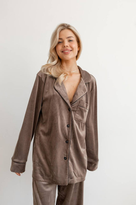 Стильна та затишна тепла жіноча піжама на запах з м'якого велюру, коричневого кольору, ідеальна для комфортного сну та відпочинку