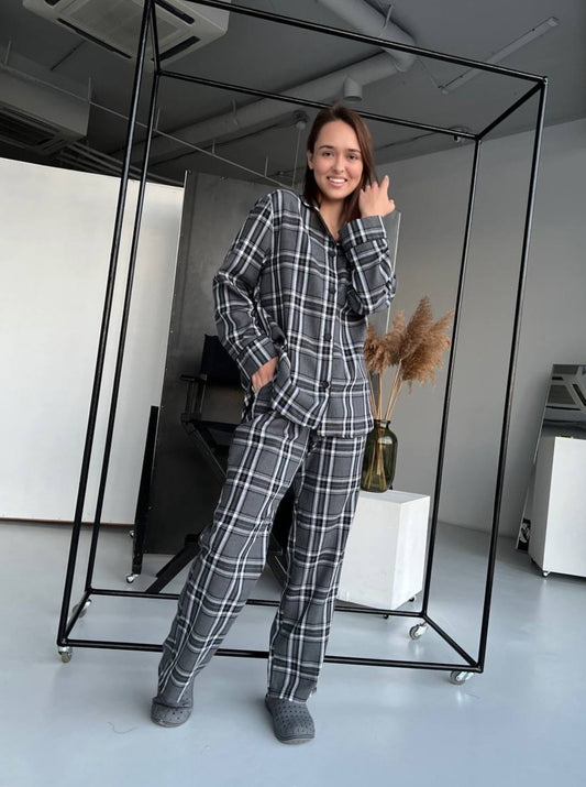 Тепла жіноча піжама в клітинку, колір сірий з натуральної тканини. Комплект сорочка довгий рукав і штани.