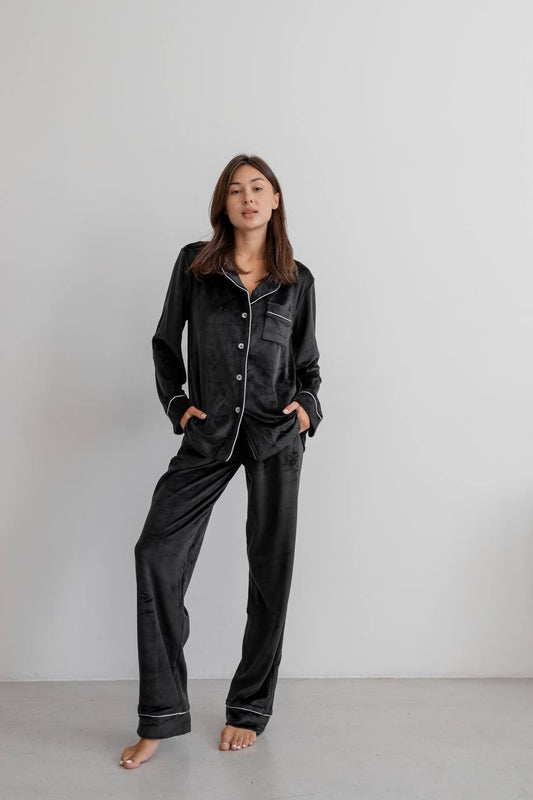Тепла жіноча піжама на ґудзиках з велюру плюш, стильна сорочка та штани чорного кольору для комфортного сну