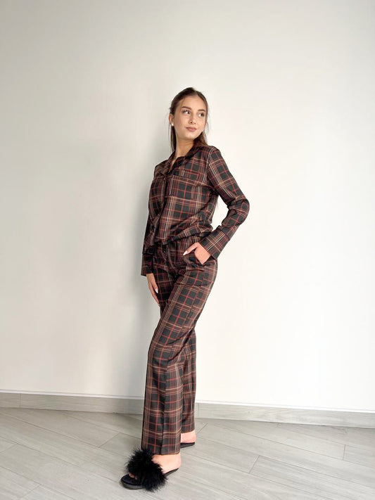 Тепла жіноча піжама в клітинку, колір коричневий з натуральної тканини. Комплект сорочка довгий рукав і штани.