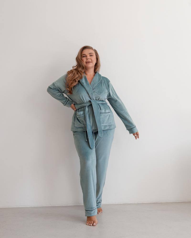Стильна піжама для жінок на запах: м'яка велюрова сорочка та штани в ніжному фісташковому кольорі - насолоджуйтесь комфортом і елегантністю.