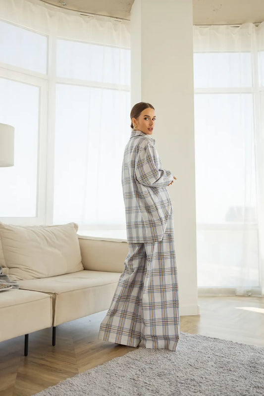 Тепла піжама жіночі в клітинку, колір білий, з м’якої байкової тканини, комплект: сорочка з довгим рукавом і штани