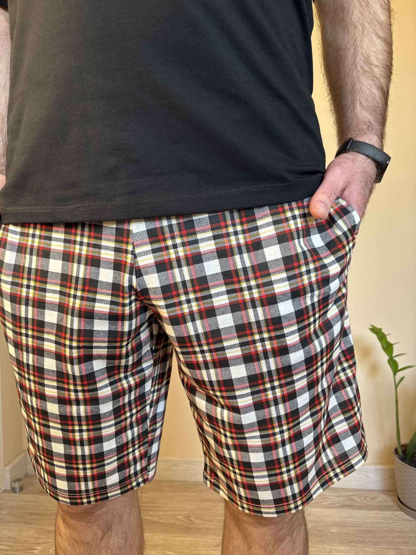 Чоловічий піжамний комплект 'City Chill' з футболкою чорною та шортами в клітинку