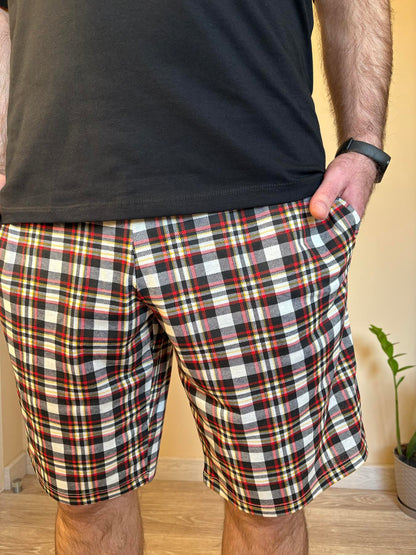 Чоловічий піжамний комплект 'City Chill' з футболкою чорною та шортами в клітинку