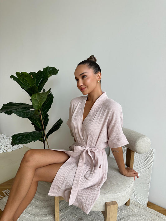 Жіночий короткий мусліновий халат Hawaii у пудровому кольорі