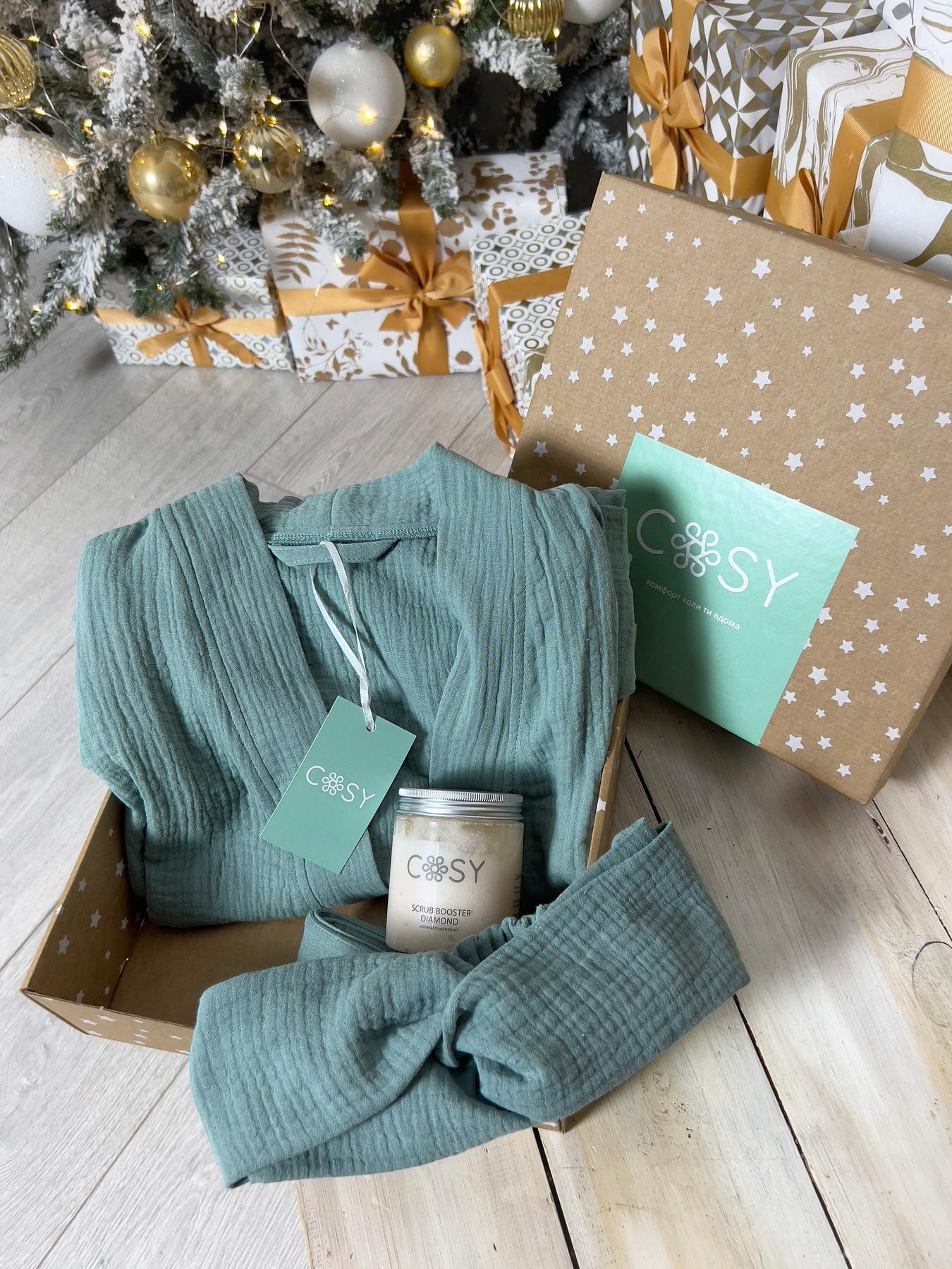 Жіночий подарунковий набір Oliva з халатом, пов'язкою для волосся і скрабом, темно-оливковий