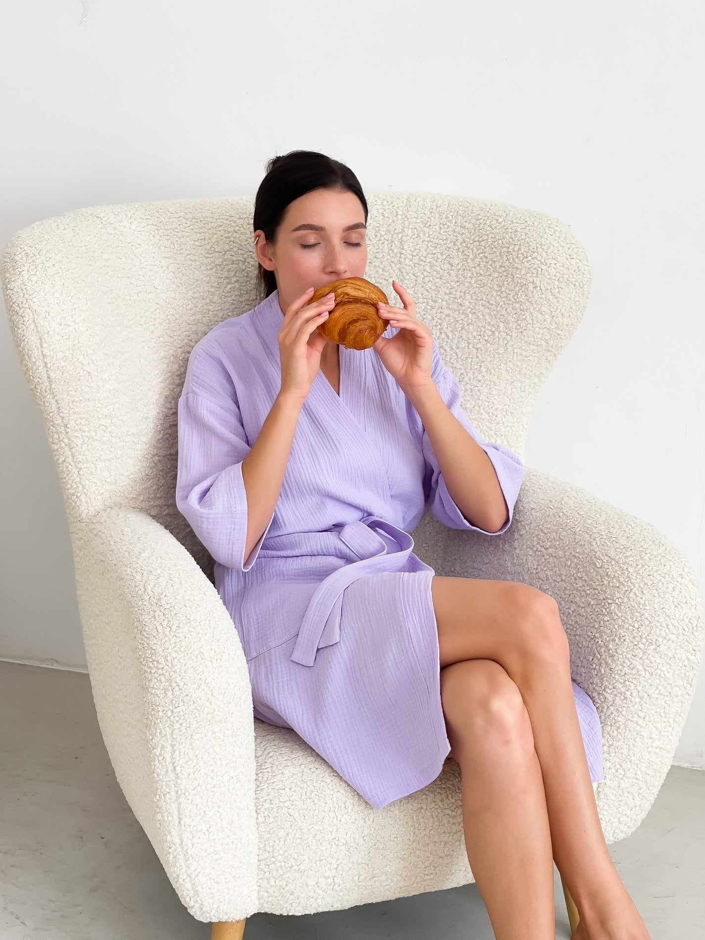 Жіночий халат з мусліну ніжна лаванда, прямий крій до коліна, накладні кишені