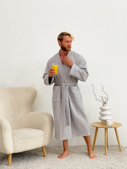 Подарунковий набір 'Gentleman’s Comfort': халат з вафельної бавовни та рушник 70×140 см, світло-сірий