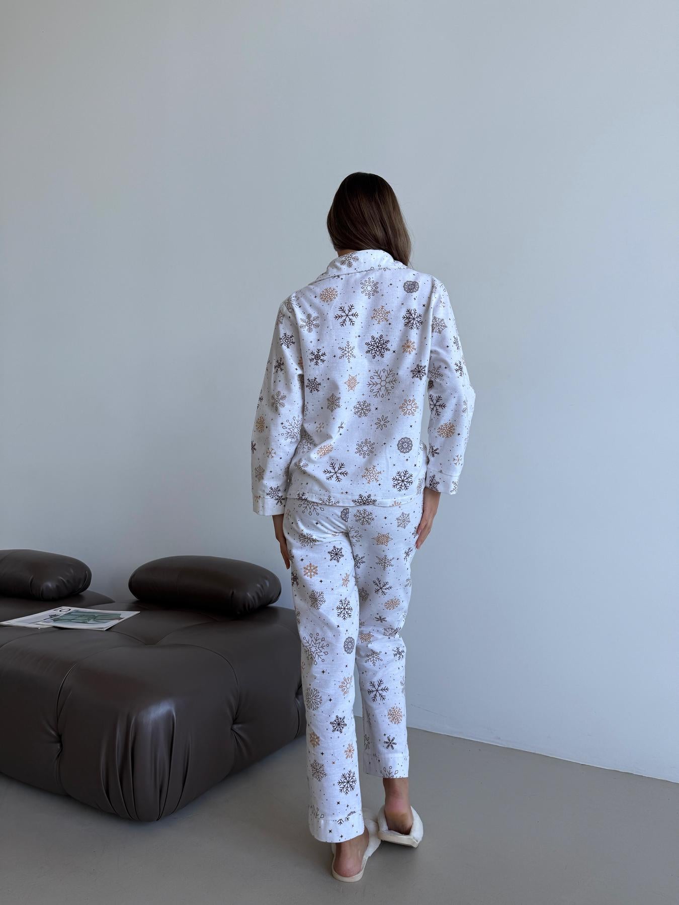Жіноча тепла піжама з фланелі Сніжинки, комплект сорочка і штани білий принт