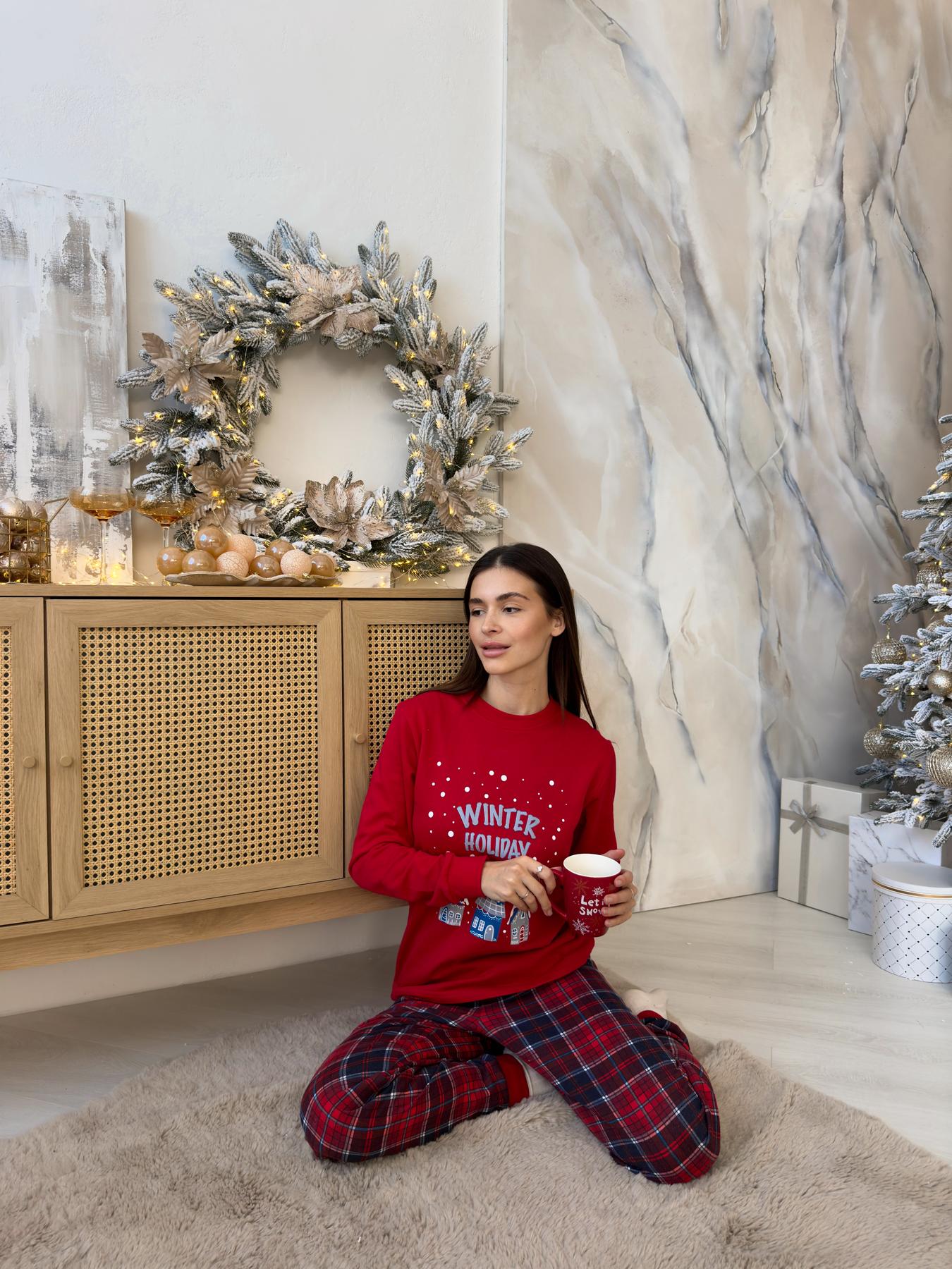 Подарунковий бокс Winter Holiday для жінок — червоно-синя піжама та махрові шкарпетки