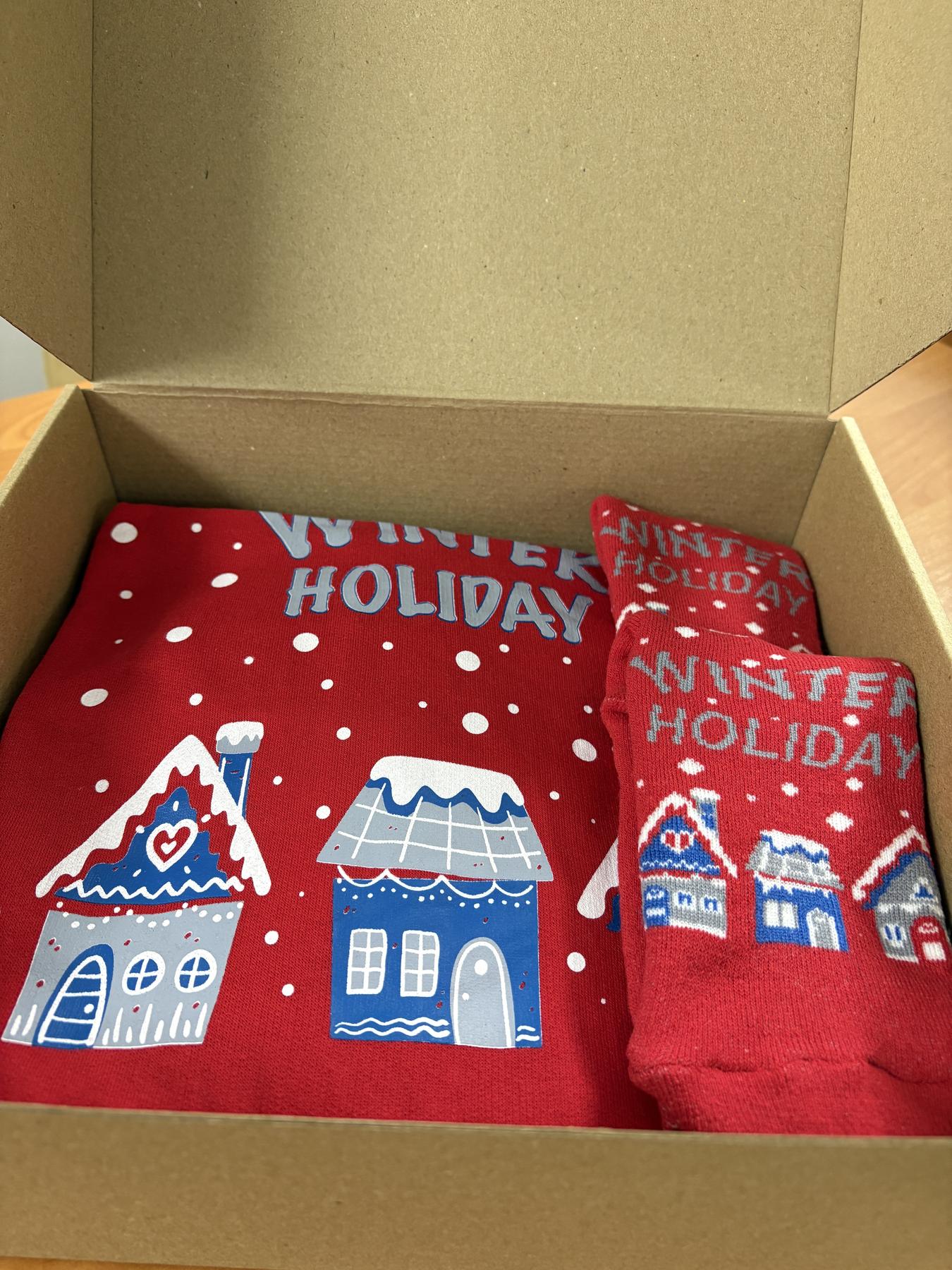Подарунковий бокс Winter Holiday для жінок — червоно-синя піжама та махрові шкарпетки
