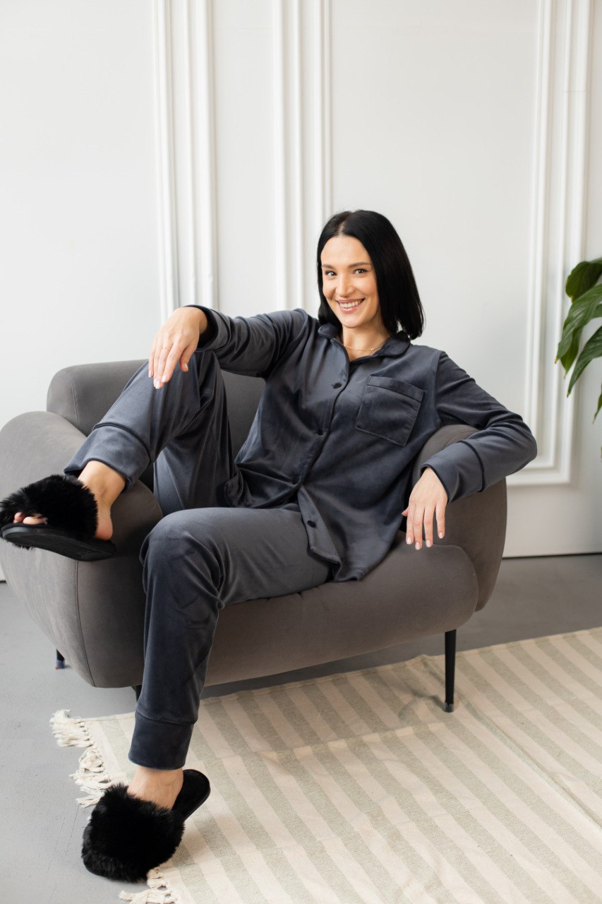 Тепла жіноча піжама Велюр плюш. Сорочка на ґудзиках та штани. Колір Темно сірий графіт.