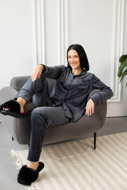 Тепла жіноча піжама Велюр плюш. Сорочка на ґудзиках та штани. Колір Темно сірий графіт.