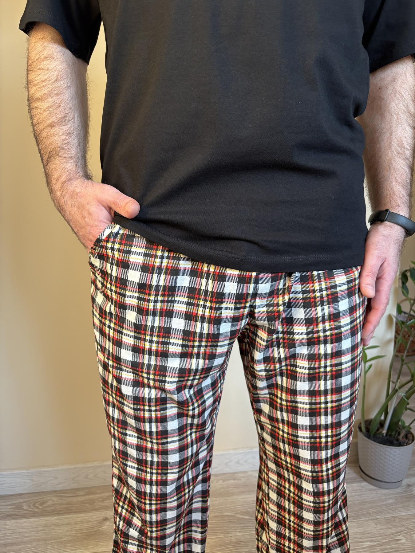 Чоловічий піжамний комплект City Chill, штани в клітинку та чорна футболка