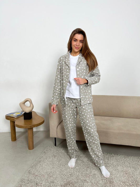 Жіноча тепла піжама з фланелі з білими зірочками на сірому, комплект сорочка і штани