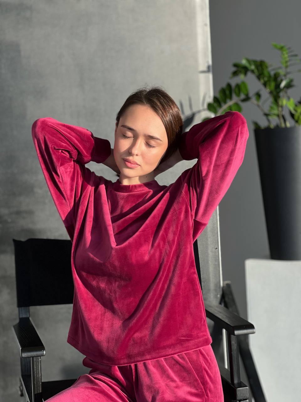 Малинова велюрова кофта BOBRAND крупним планом