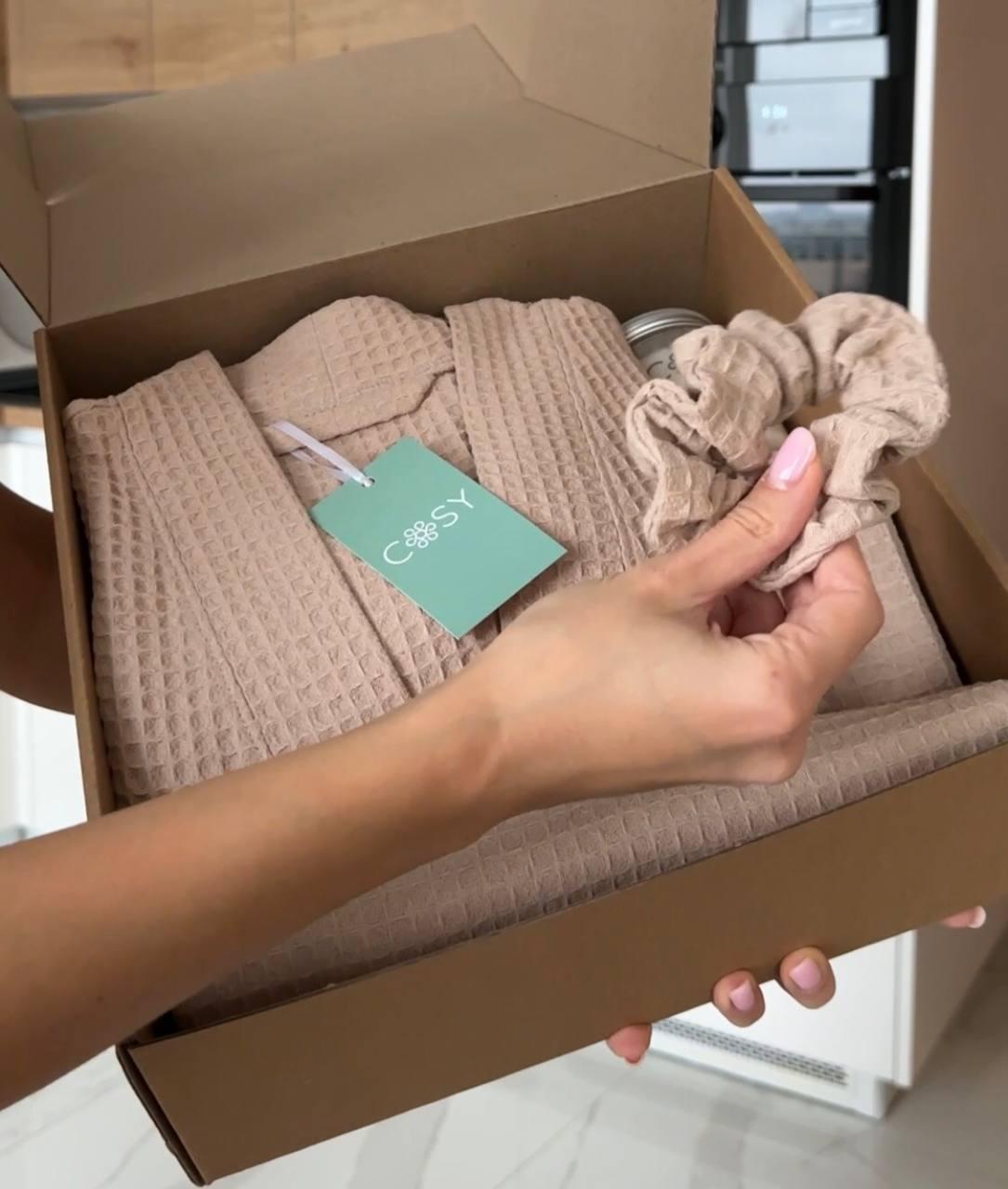 Жіночий подарунковий набір Bella з халатом капюшон, рушник, резинка для волосся, парфумований скарб беж, бавовна