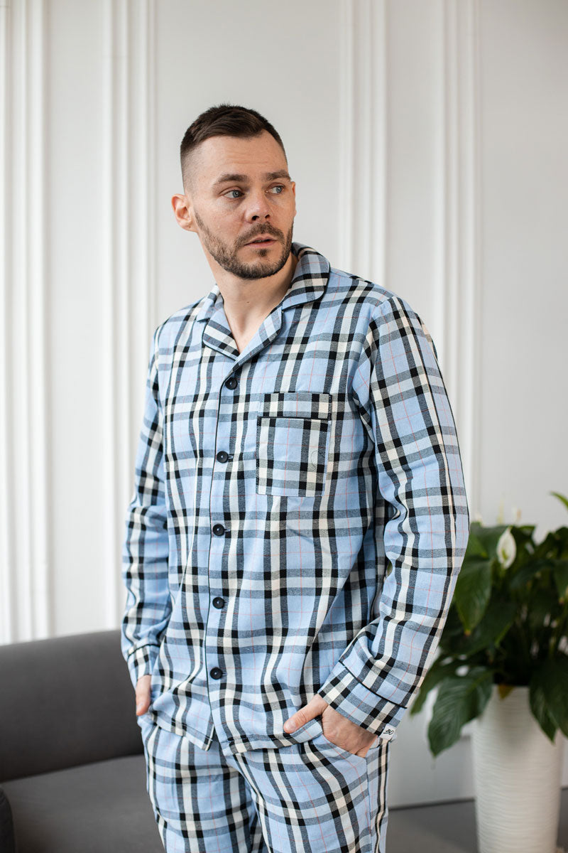 Блакитна піжама BOBRAND з якісної тканини крупним планом