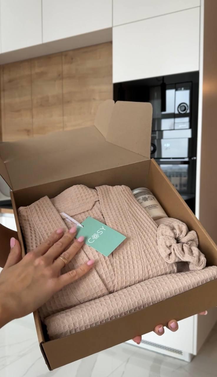 Жіночий подарунковий набір Bella з халатом капюшон, рушник, резинка для волосся, парфумований скарб беж, бавовна