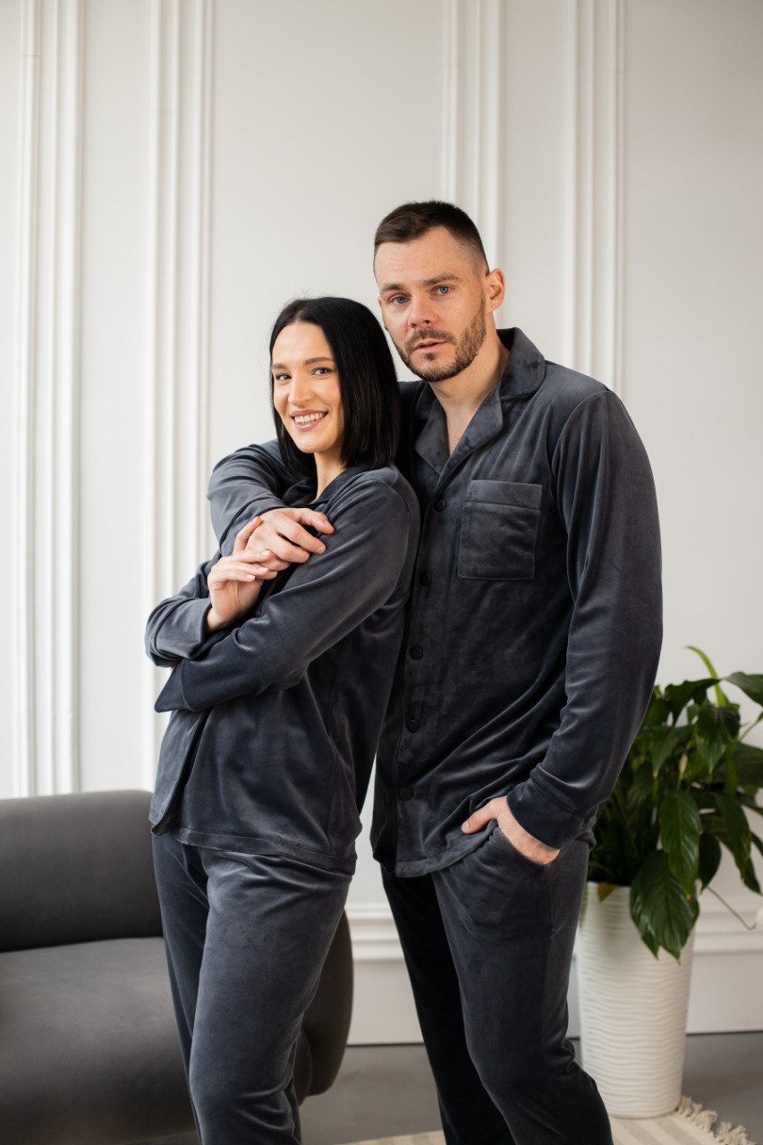 Тепла жіноча піжама (комплект) Темно сірого графітового кольору. М'який плюшевий велюр для максимального комфорту вдома.