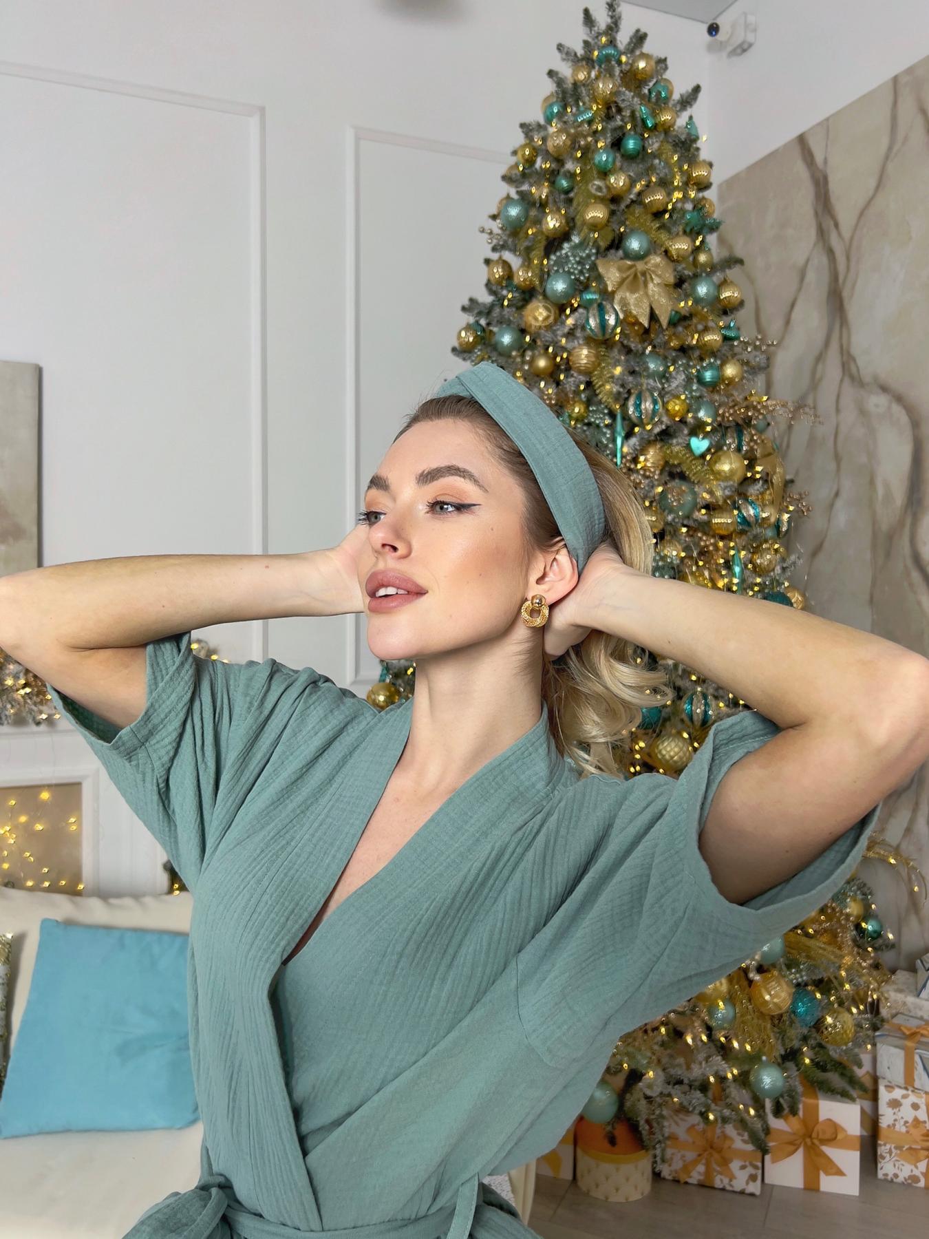 Жіночий подарунковий набір Oliva з халатом, пов'язкою для волосся і скрабом, темно-оливковий