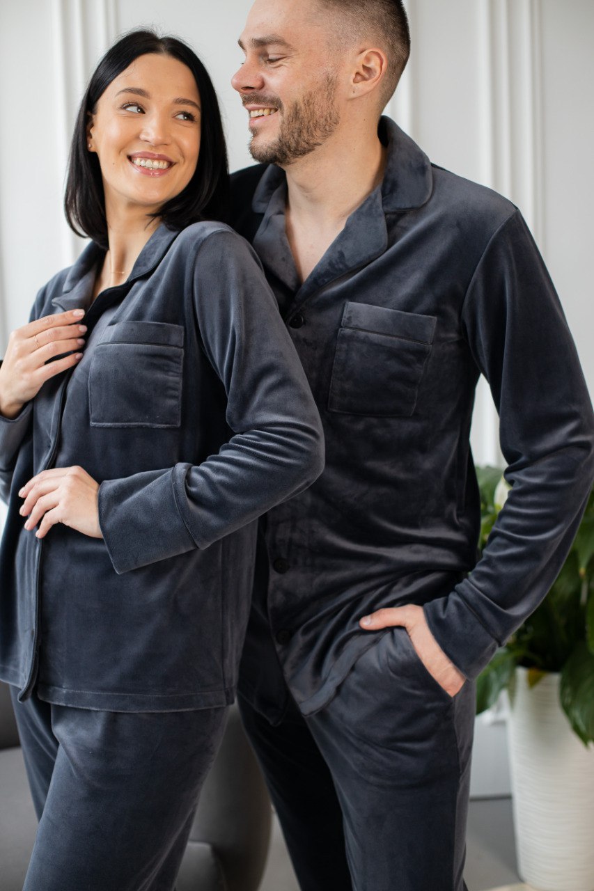 Велюрова жіноча піжама темно сіра, графіт. Комплект: сорочка на ґудзиках та довгі штани з м'якого плюшу."