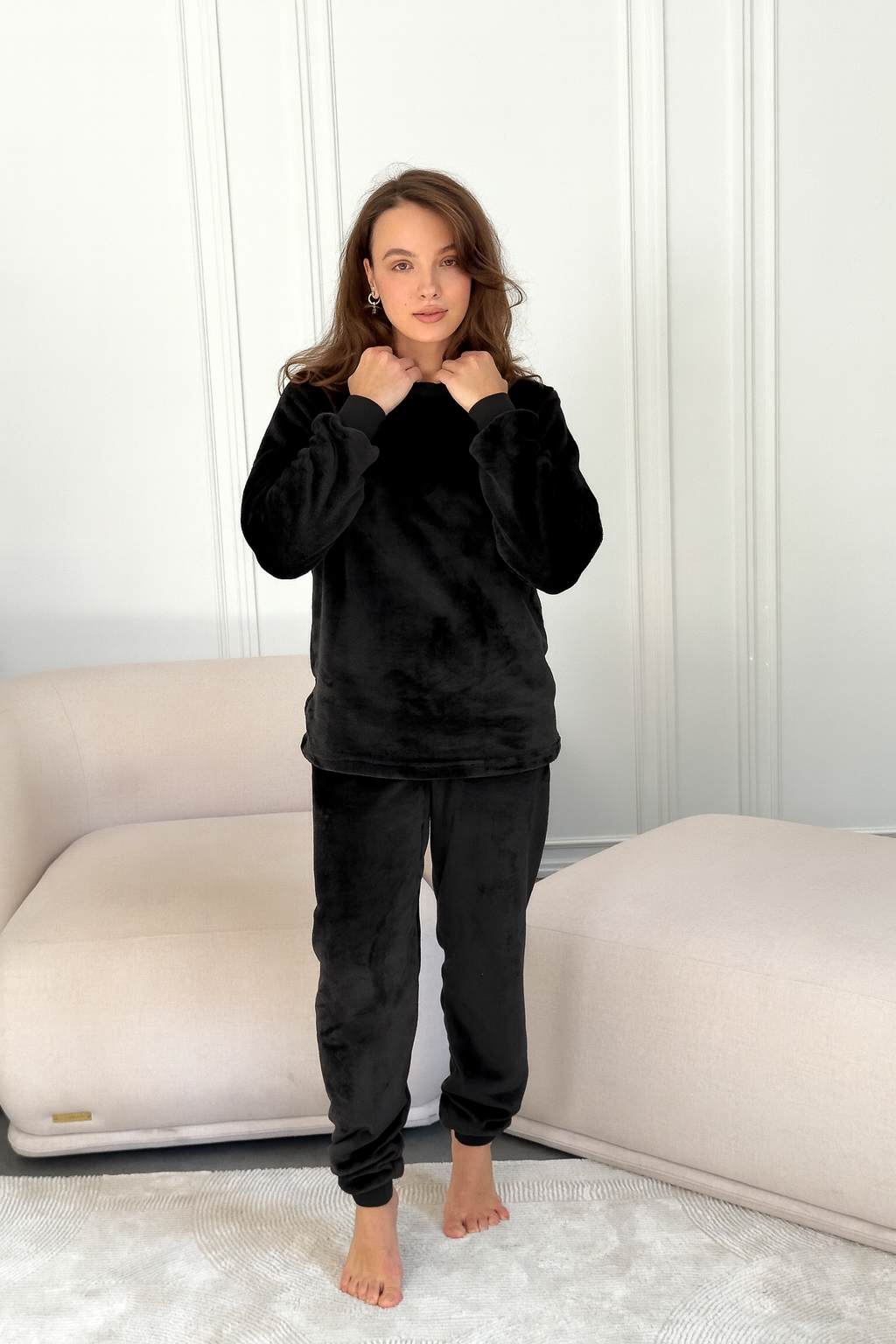 Жіноча тепла піжама з велсофту чорного кольору з манжетами