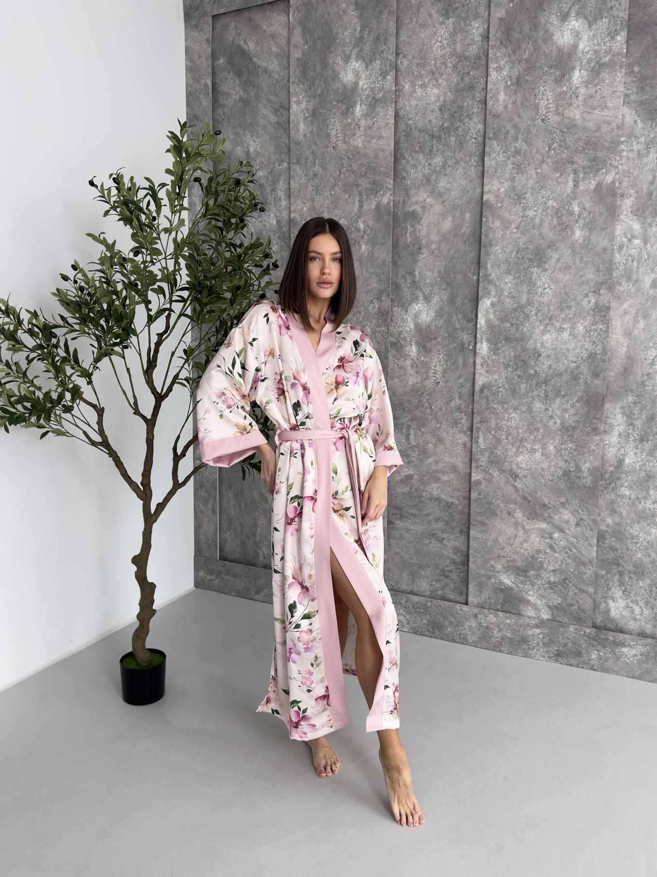 Жіночий довгий халат кімоно з шовк-сатину, рожеві квіти на молочному