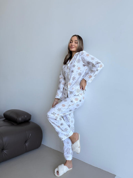 Жіноча тепла піжама з фланелі Сніжинки, комплект сорочка і штани білий принт